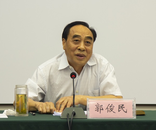 省政协原秘书长,省慈善总会常务副会长郭俊民