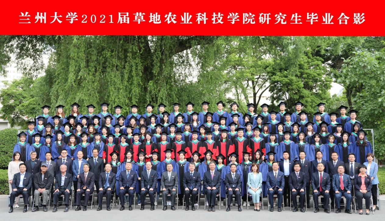 学校领导与2021届毕业生合影留念