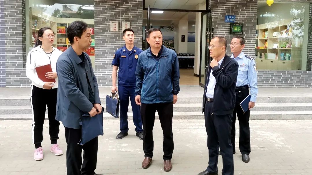 岳中平督导检查安全风险隐患大排查和危险化学品领域