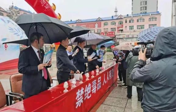 绥化市县两级禁毒办同步开展61禁毒法纪念日宣传活动