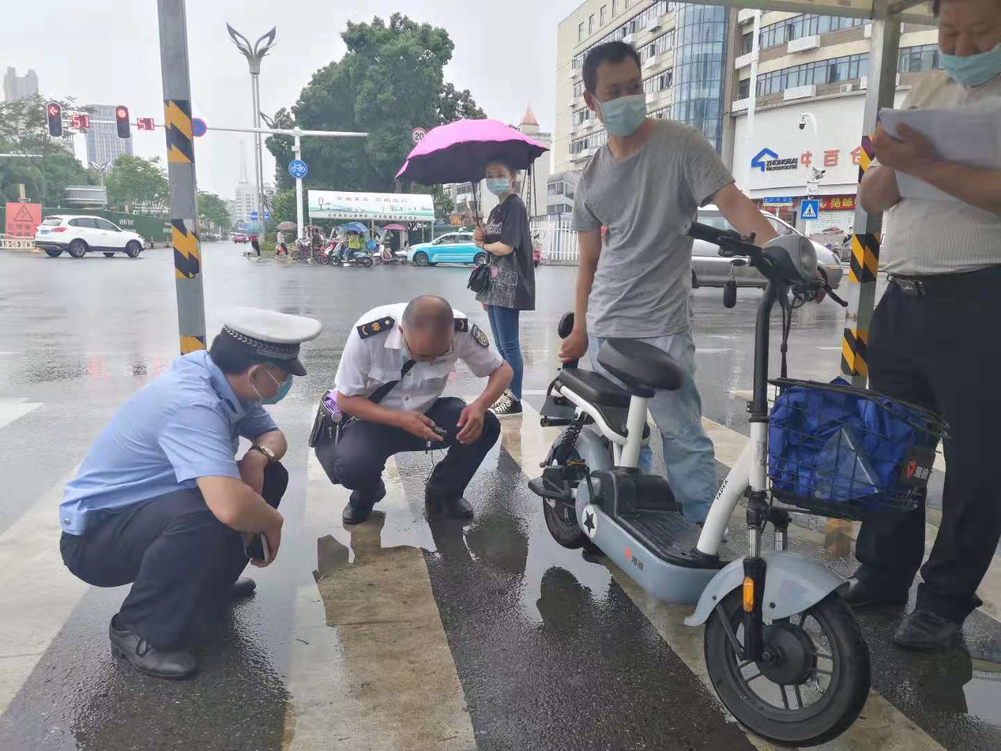 狠抓严查武汉黄陂区交警一天查扣电动车摩托车155台