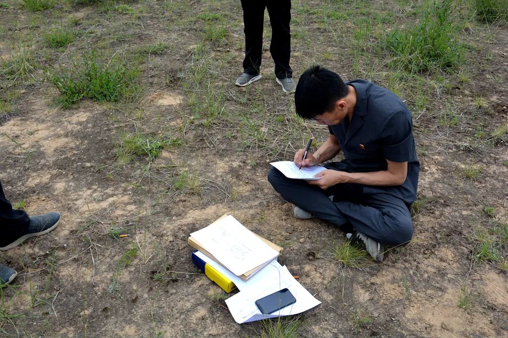 吴起法院干警深入田间地头实地丈量土地化纠纷