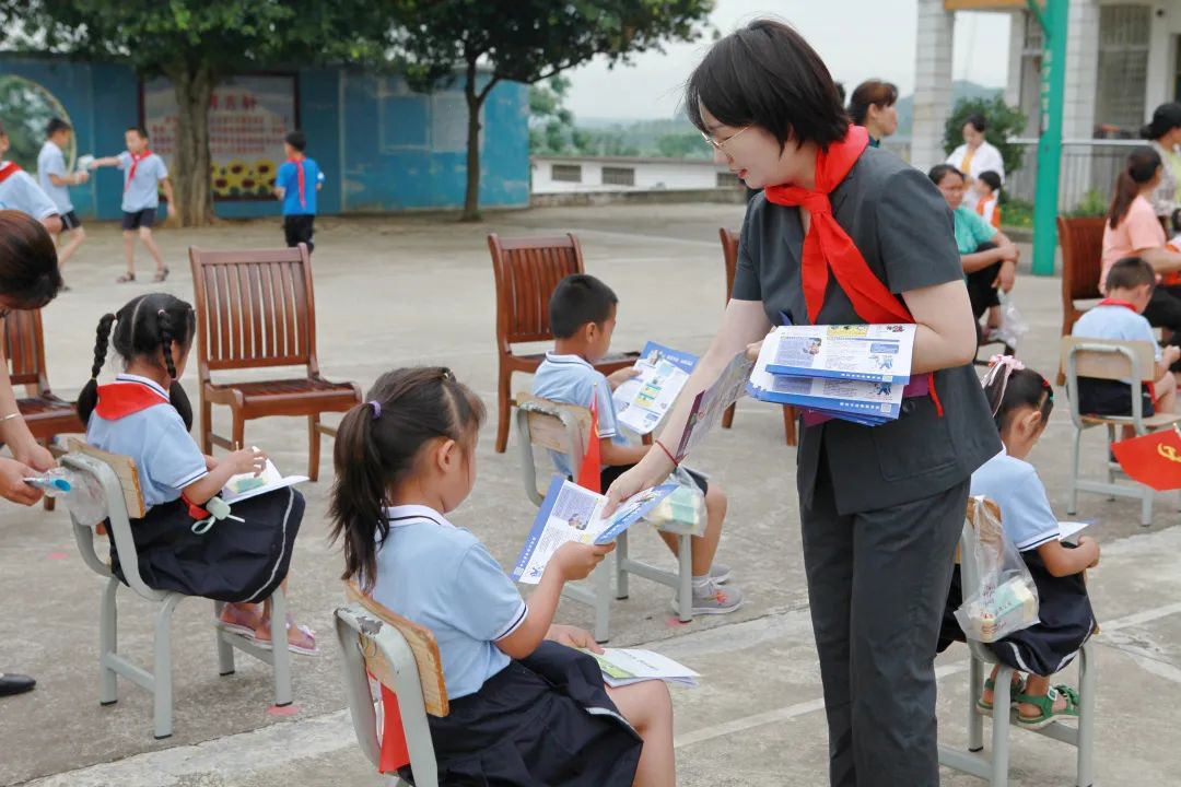 守护明天柳江法院到穿山镇李向群希望小学开展六一儿童节慰问活动