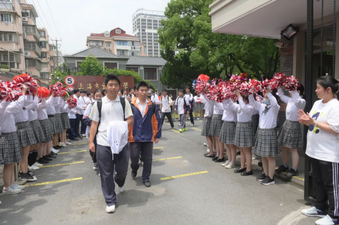 顾村中学在迎接高考的这段时间里,在经历学海浮沉的无数个日夜"加油"