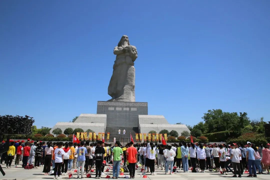 澎湃号>随州旅游> 在炎帝故里景区,研学旅行团队与前来参加活动的学生