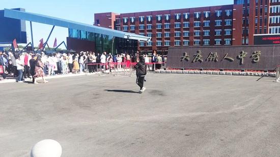 学生准备进场.地点:大庆铁人中学时间:7:46考生入场了.