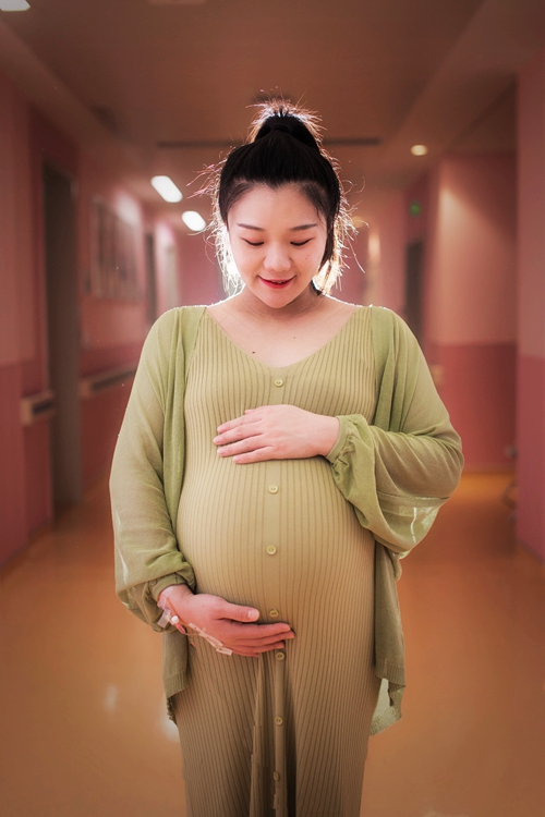 医生把病房"变身"摄影棚,为双胎孕妈实现拍孕妇照的心愿