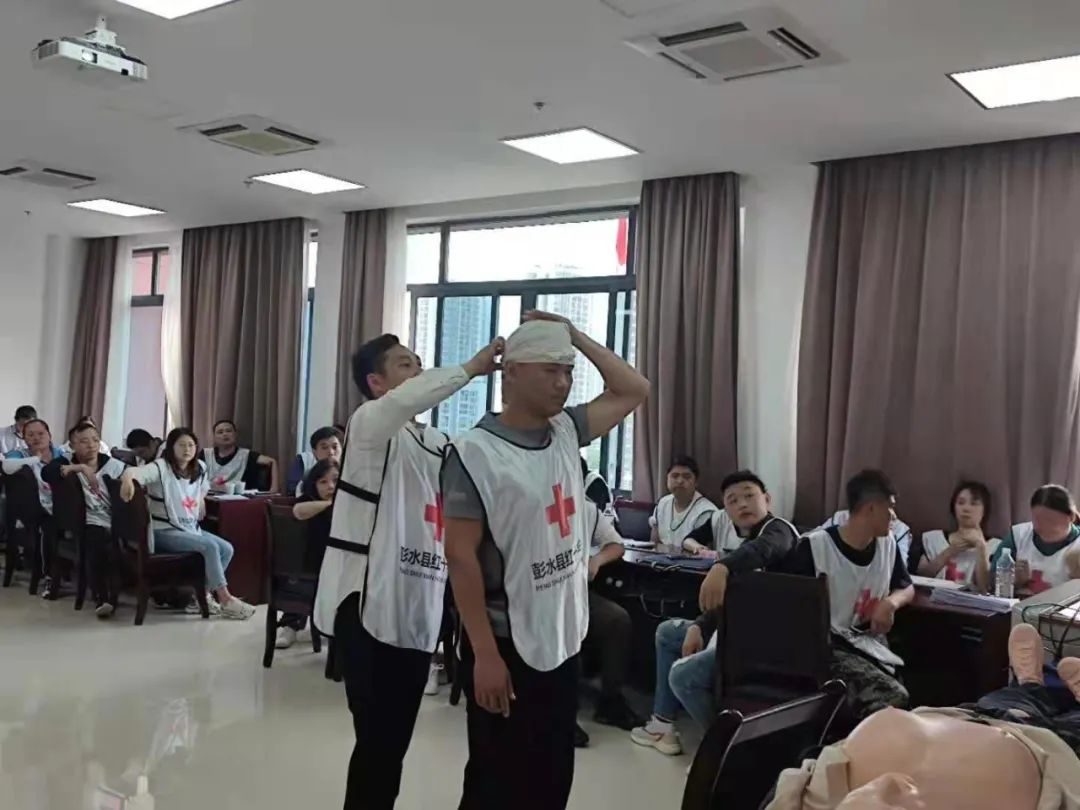 曾庆飞在培训班上练习头部包扎"当时也没多想,只要还有一丝希望我