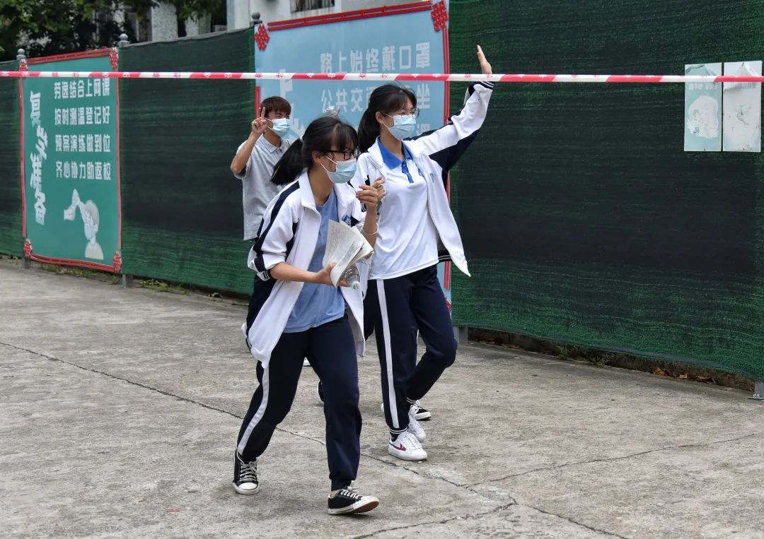 在鼎湖中学考点,考生测温后有序进场.图源 鼎湖发布