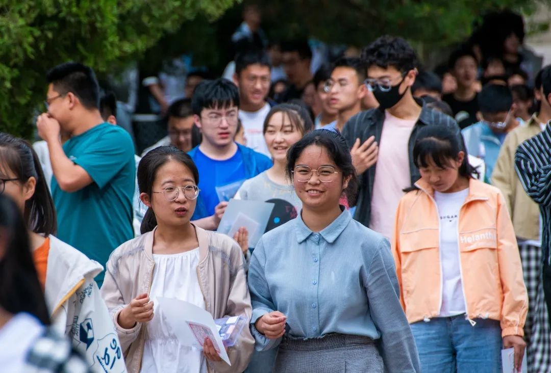 高考结束这是临洮考生走出考场的样子