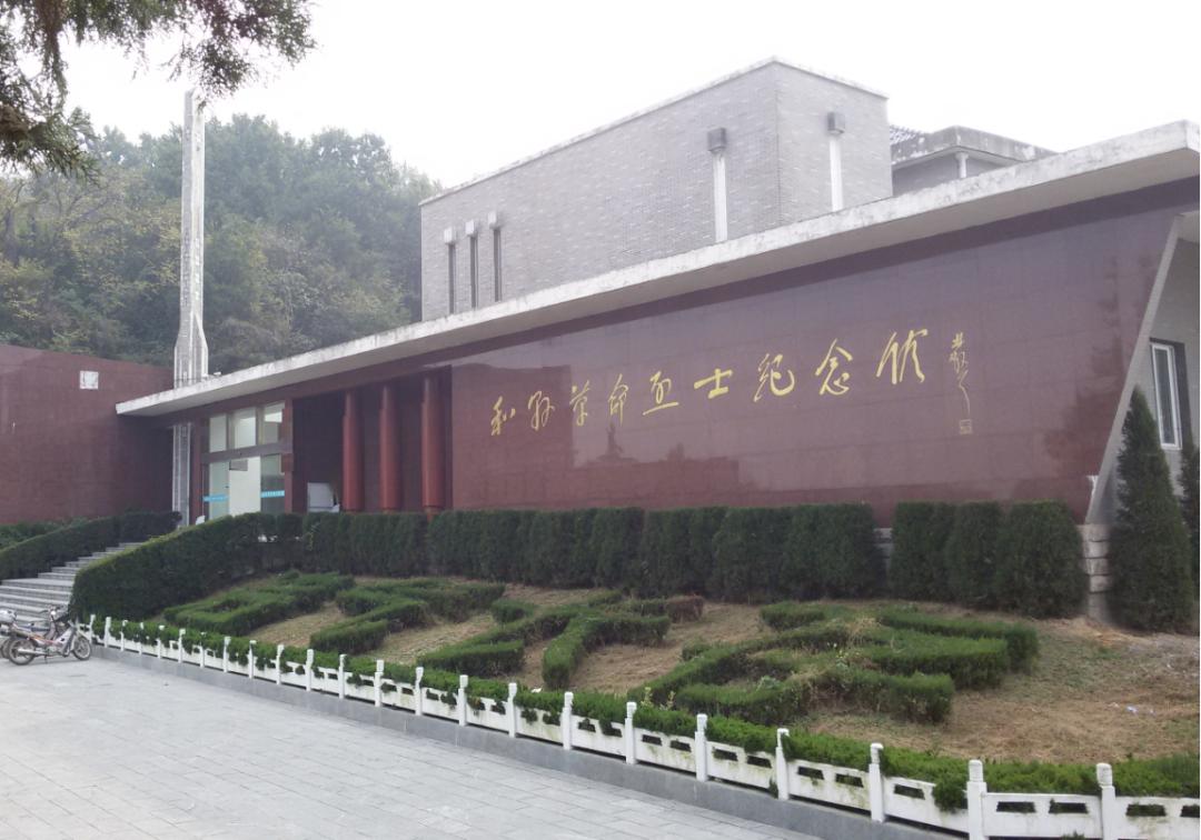 随后,郎涛,金春忠出席西梁山烈士陵园"安徽省关心下一代爱国主义教育