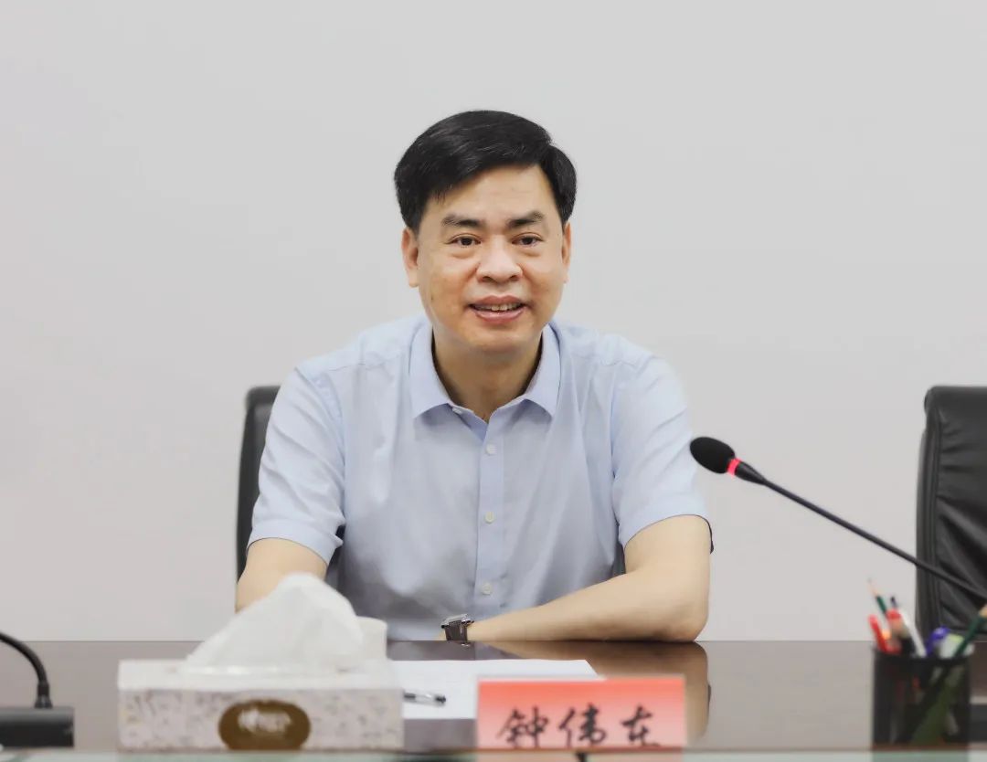 宣讲会后,厦门市城市管理行政执法局党组书记,局长钟伟东带头表态,将