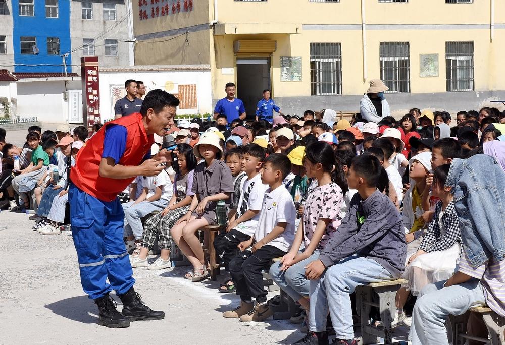 灵璧县蓝天救援队学生防溺水知识宣传演练走进冯庙小学