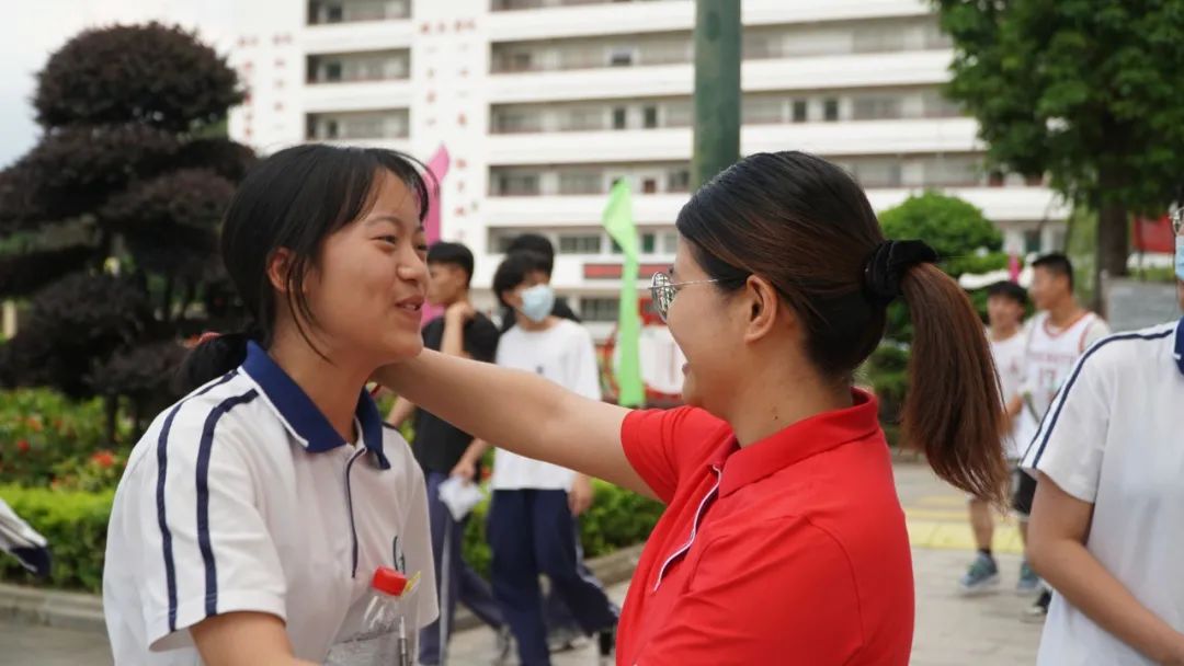 考生们陆陆续续离开在市城区各考点▲云浮中学记者在市邓发纪念中学