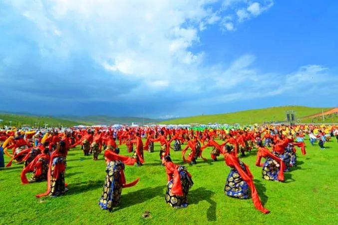 "著名作家,学者尕藏才丹说:"甘南锅庄旋律优美干净,生活气息浓郁,是