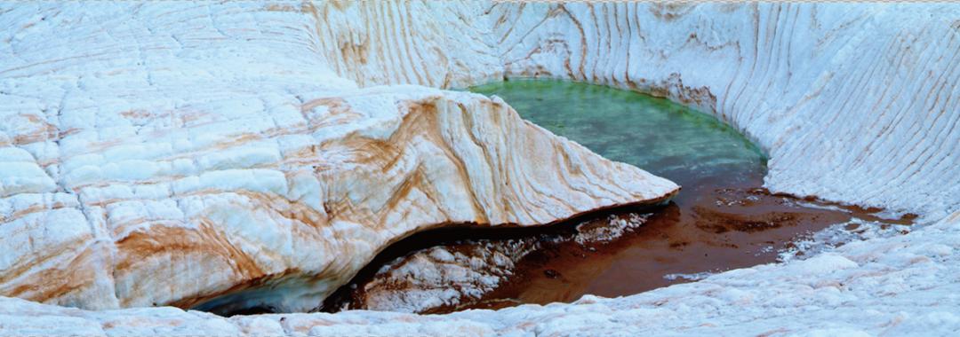 阿尼玛卿冰川的低洼处汇聚着冰雪融水与雨水,形成了冰川湖泊景观