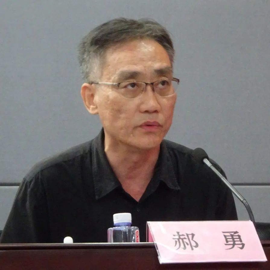 郝勇代表学校各民主党派向大会致贺词.
