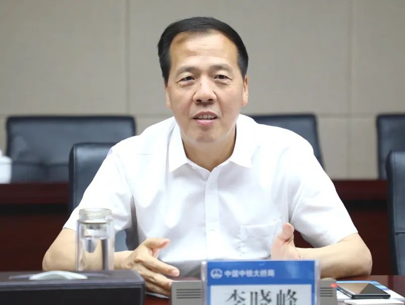 中铁大桥局总经理李晓峰,党委副书记黄支金,中铁信托总经理陈赤,副总