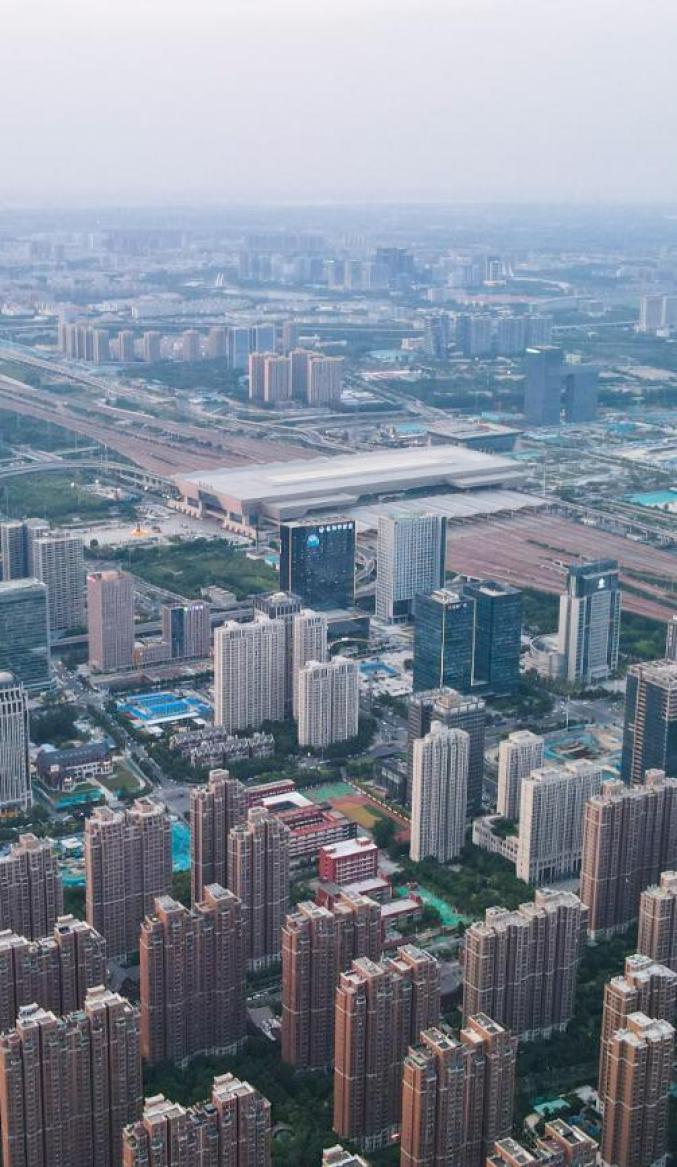 航拍郑州东站.高楼密布的郑州城,正在充满生机蓬勃发展.李新华 摄影