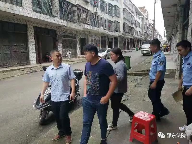 邵东法院发动被执行人近亲属配合做工作助力申请执行人及时收回5万元