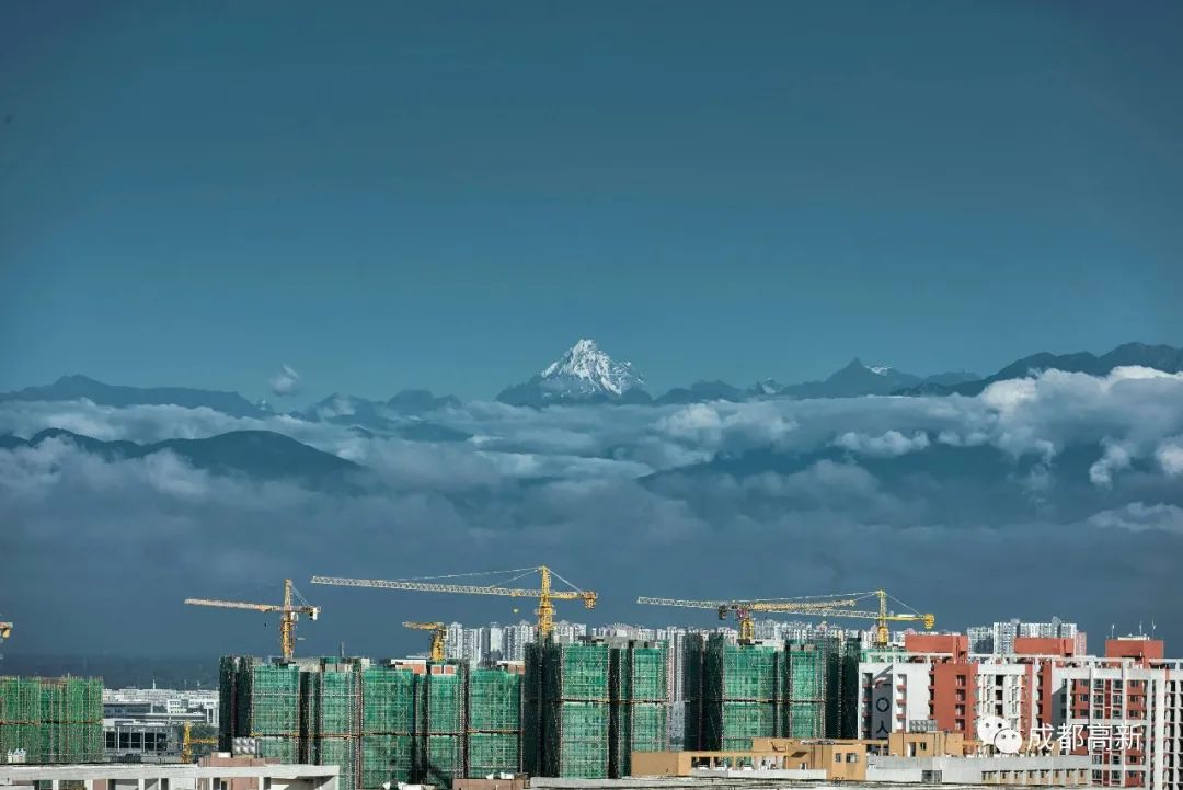 能够看到7000米以上雪山的特大城市, 而在成都高新, 遥望雪山的最佳