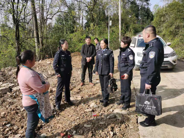 女民警为群众办实事