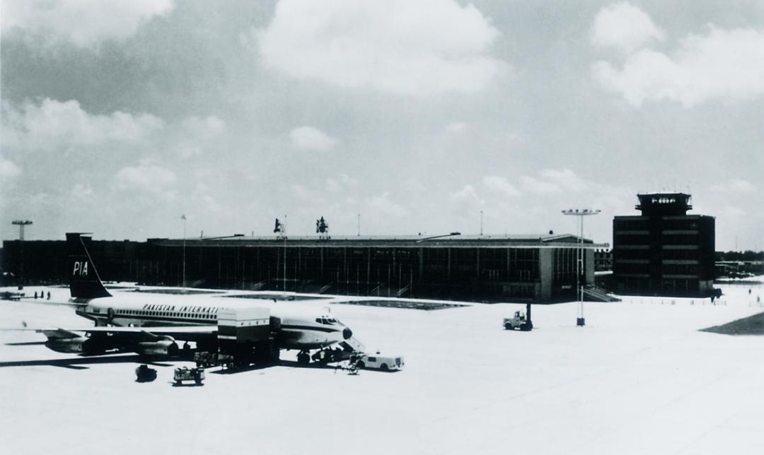 同年11月2日,经国务院批准,占地6500亩的军用虹桥机场开始扩建为军民