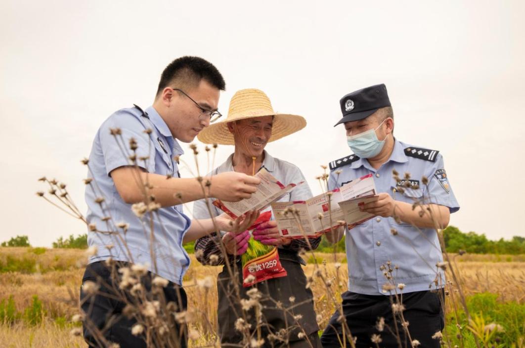 从警33年以来,周基云换过很多岗位,无论哪个岗位他都时刻把群众冷暖挂