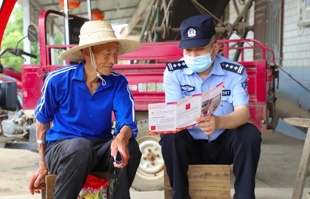 从警33年以来,周基云换过很多岗位,无论哪个岗位他都时刻把群众冷暖挂