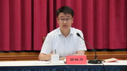 市委统战部副部长,市侨联主席王立明主持会议,市委统战部副部长,市