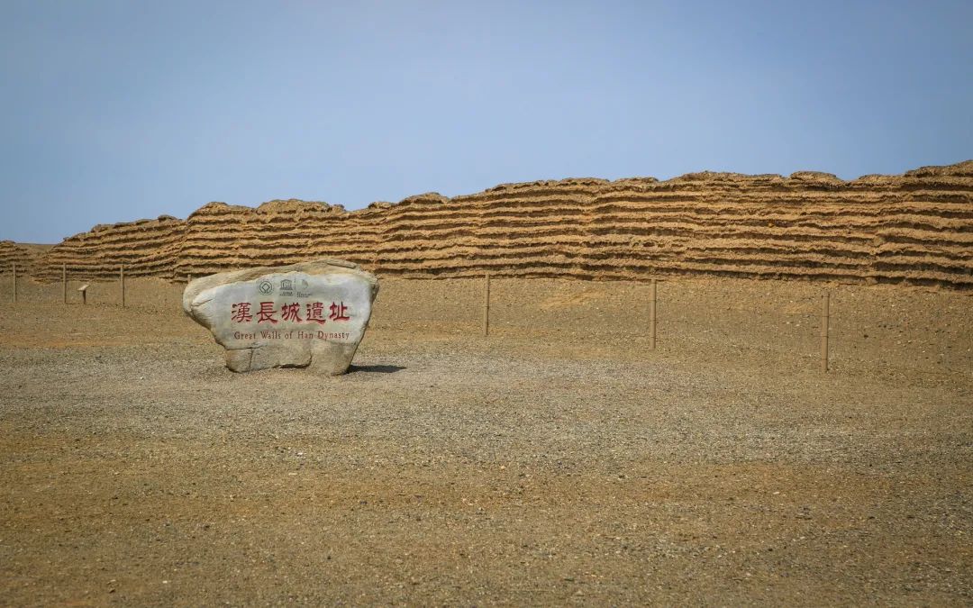 烽燧,在甘肃河西走廊戈壁深处,丝绸之路北大路上,是西域沿居延丝绸