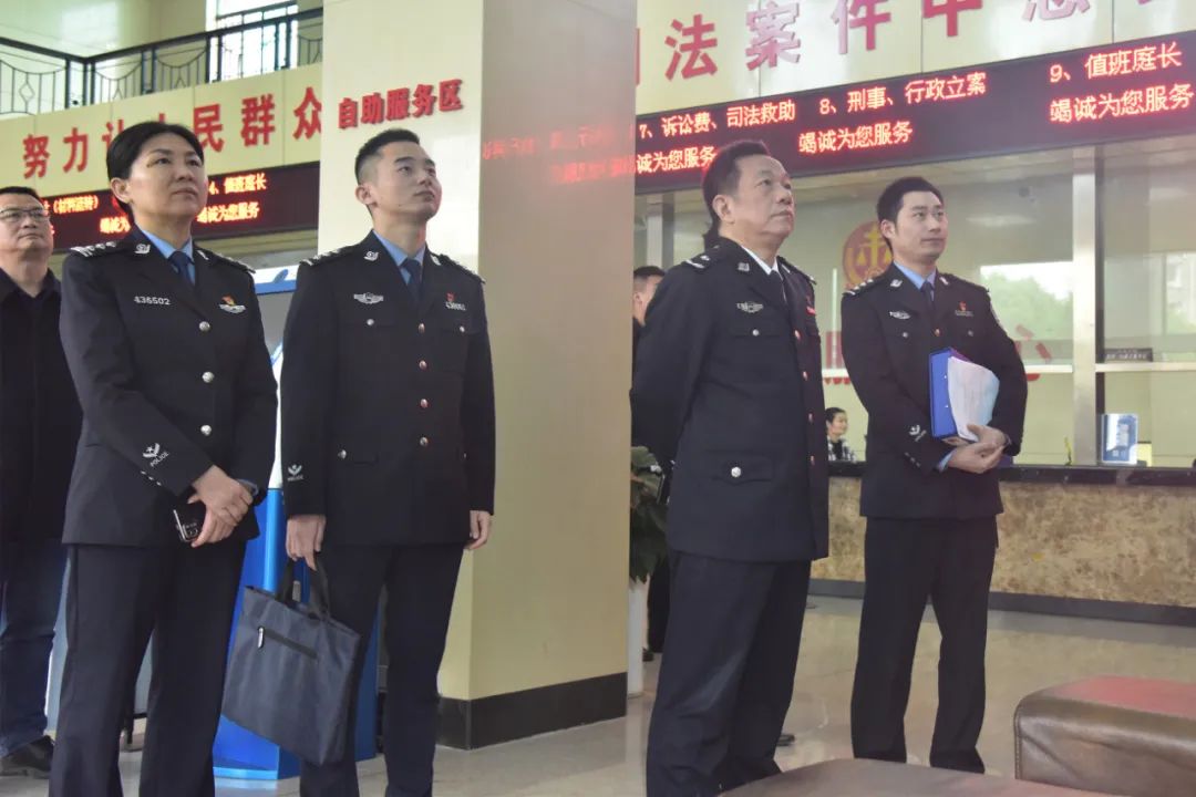 澎湃号>涟源法院> 图为谢毅军(右一)迎接省高院检查组验收作为一名
