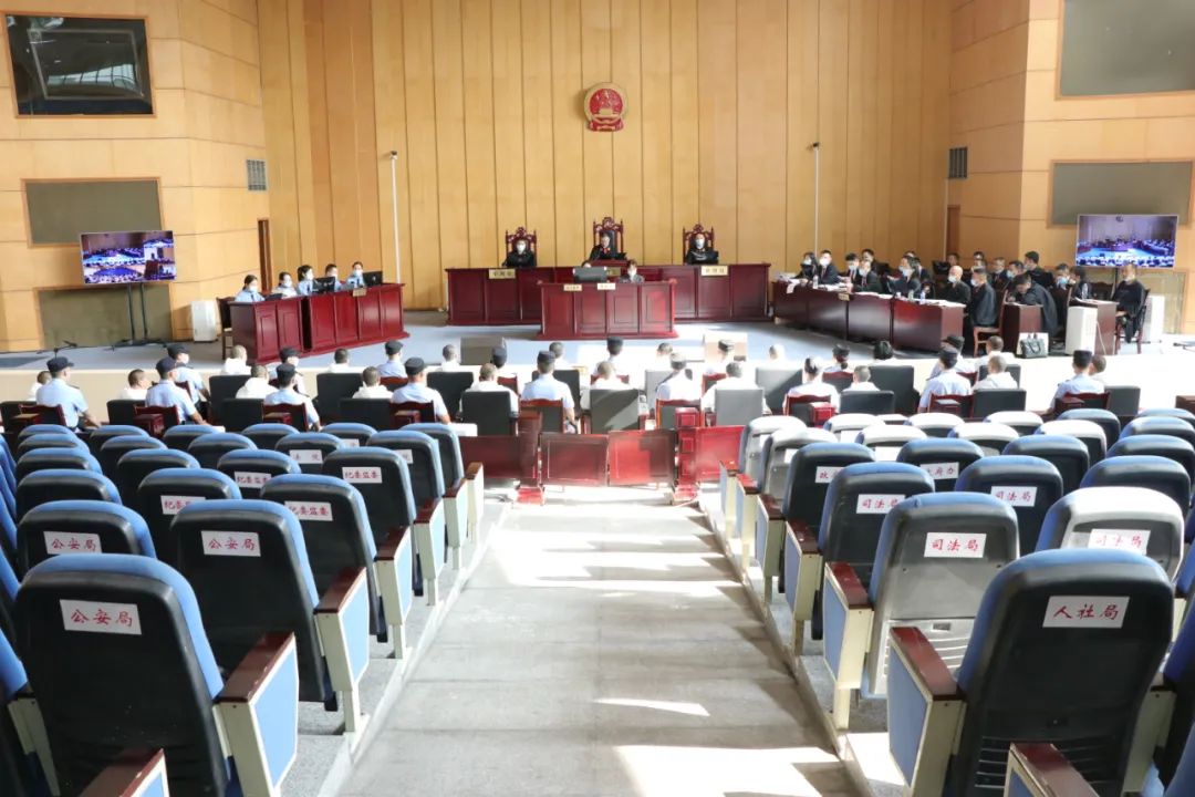 扫黑除恶绵竹法院依法公开开庭审理邓立力等18人涉黑案件