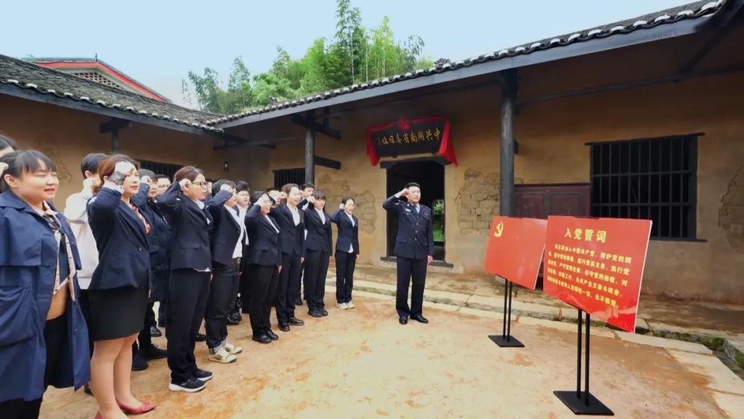 铸就起一座座历史丰碑一批英雄儿女前仆后继长沙之役红八军队长何章杰