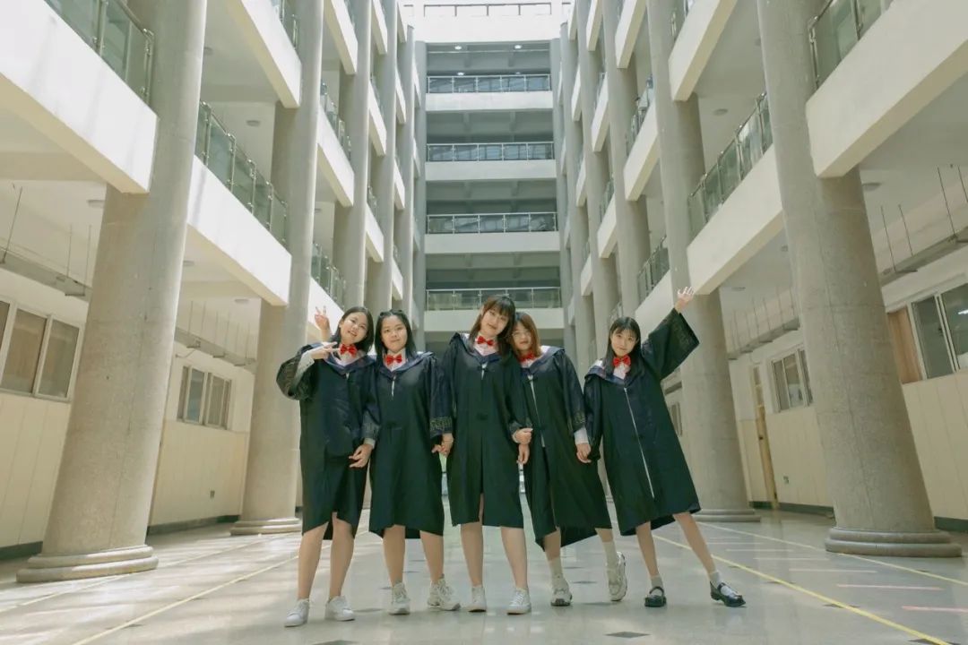 最美毕业照丨在青岛农业大学遇见你们真好!