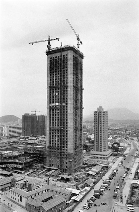 20世纪80年代,建设中的深圳特区国际贸易中心大厦.图|新华社