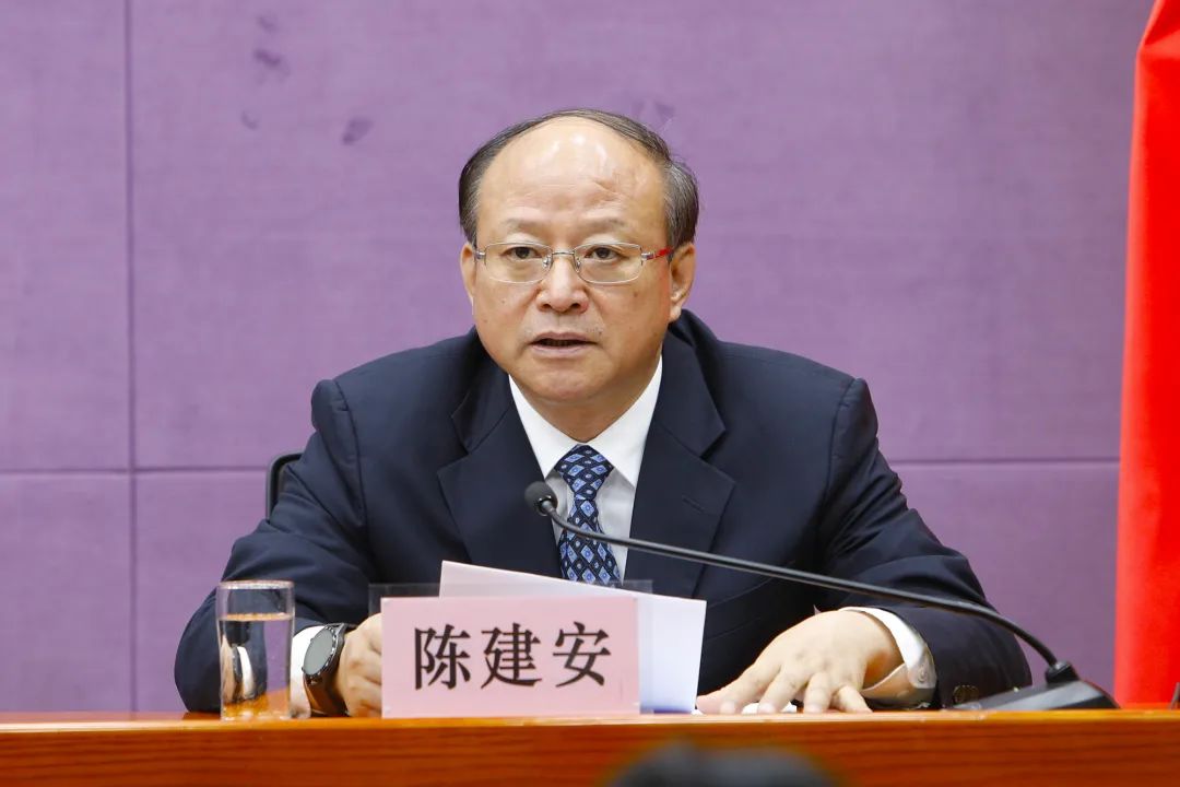陈建安谢谢钱克明副部长的介绍.下面就请陈建安副会长介绍有关情况.