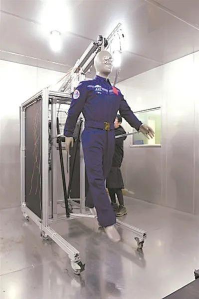 太空和地面工作生活全过程的系列专用服装以及空间站舱内用鞋也得到了