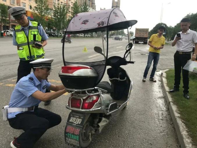 景德镇驾乘摩托车电动自行车要戴安全头盔