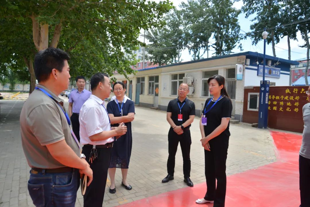 在研训中心,付红瑜实地察看了试卷保密室,考务指挥