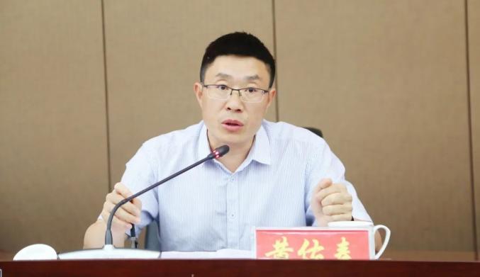 黄佑春指出,全县各级各部门要切实提高政治站位,持之以恒把落实"三个