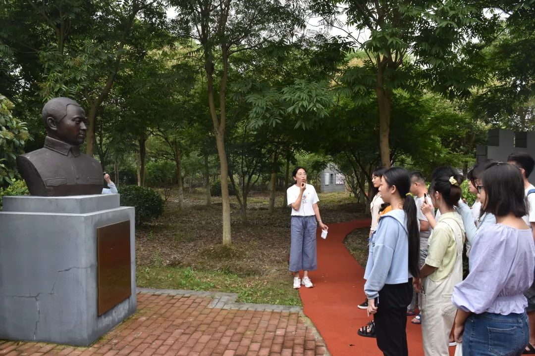 的年代虽然已经过去,但我们不能忘了那些为了祖国未来而牺牲的烈士们