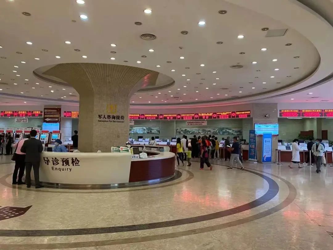 1,导航搜索:上海市黄浦区成都北路440号长征医院门诊 2,至一楼挂号