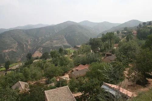 机关旧址位于平凉市崆峒区大寨乡雨林村垭壑社(又称关家垭壑)和老北山