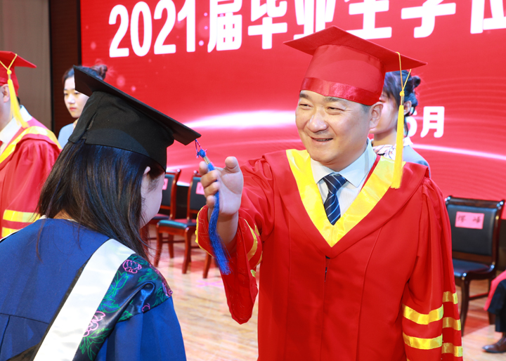 澎湃号>陕西中医药大学> 副校长缪峰为获得硕士学位的毕业生代表拨穗