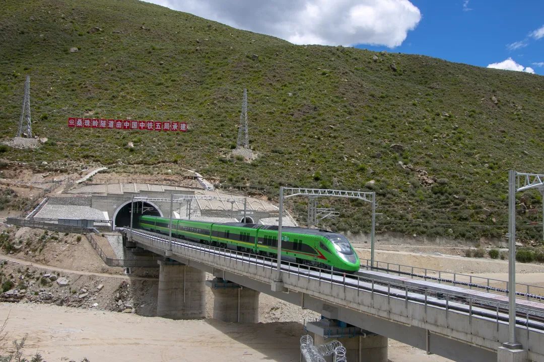 列车通过桑珠岭隧道
