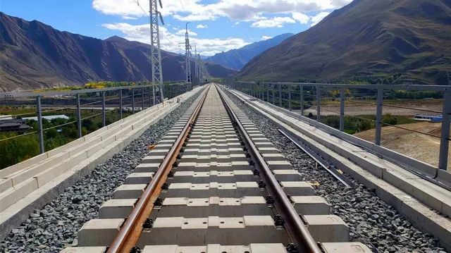 坐动车去拉萨西藏拉林铁路全线通车
