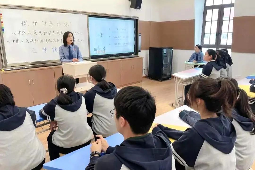 北虹高级中学法治副校长孔雁以《全方位保护"少年的你们》上了一堂生