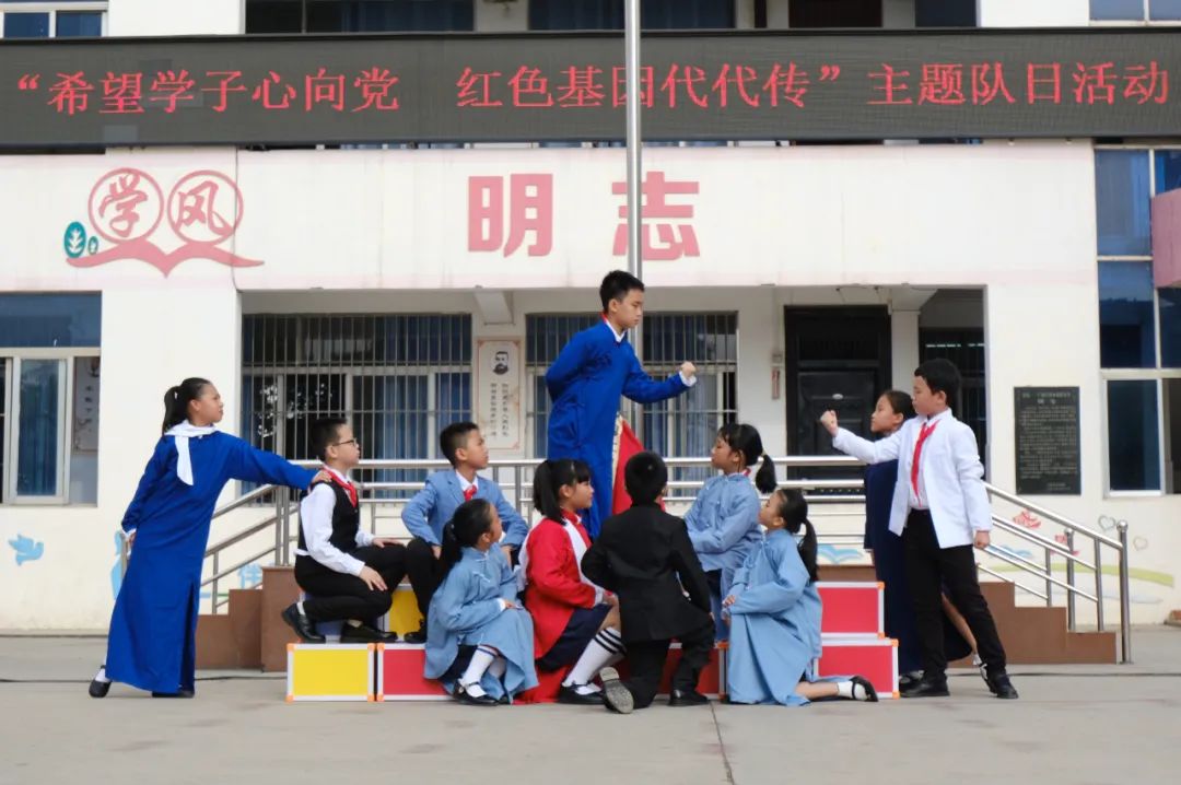 探访红色地标里的希望小学活动 在百色红领巾希望小学举行