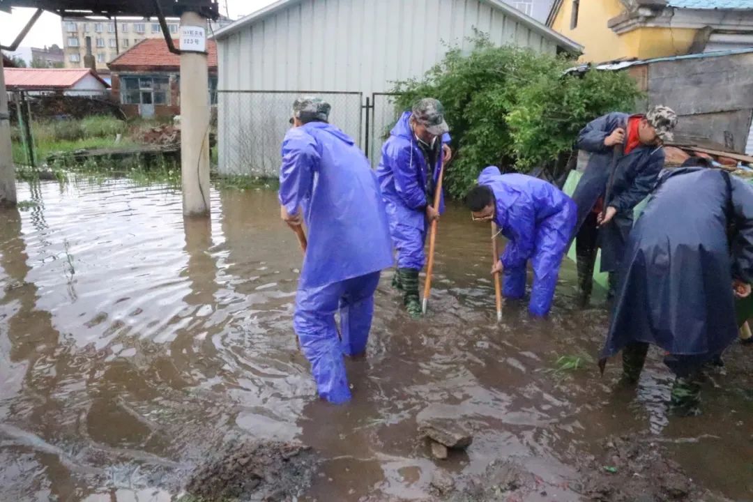 来自防汛抗洪一线的报道|风雨中,他们"战"成了一面旗帜